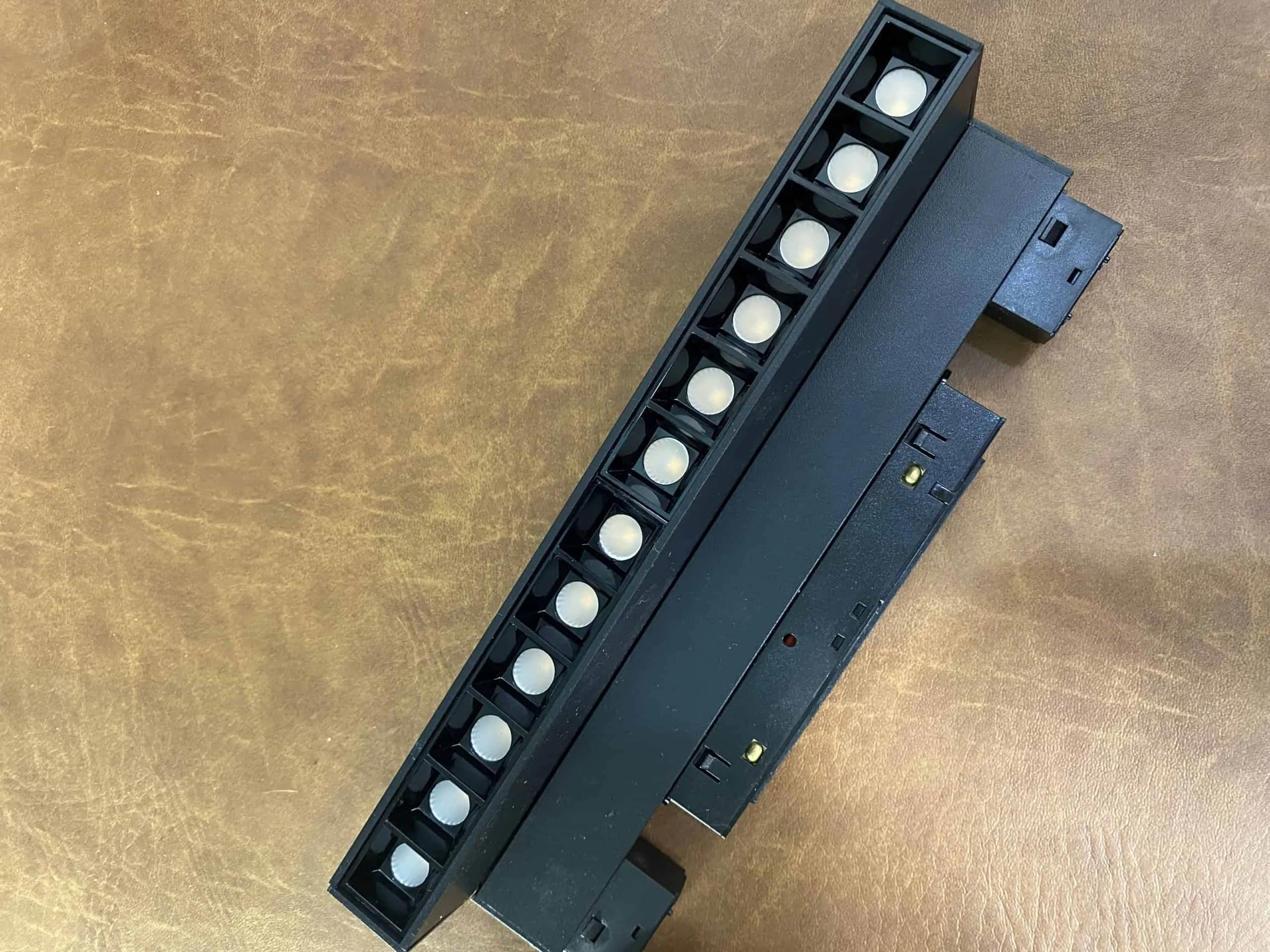 Đèn thanh ray nam châm