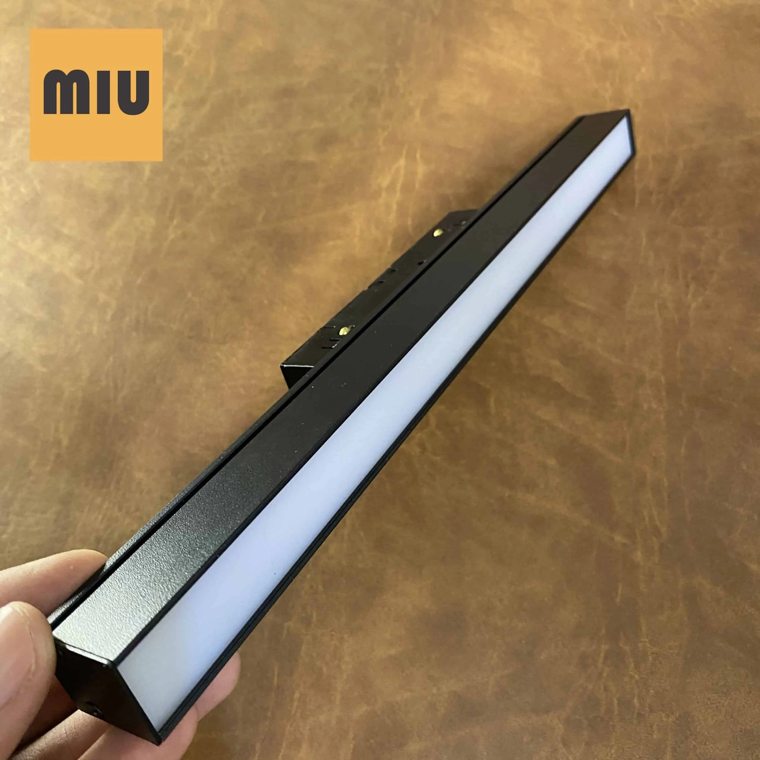 Đèn ray nam châm tán quang