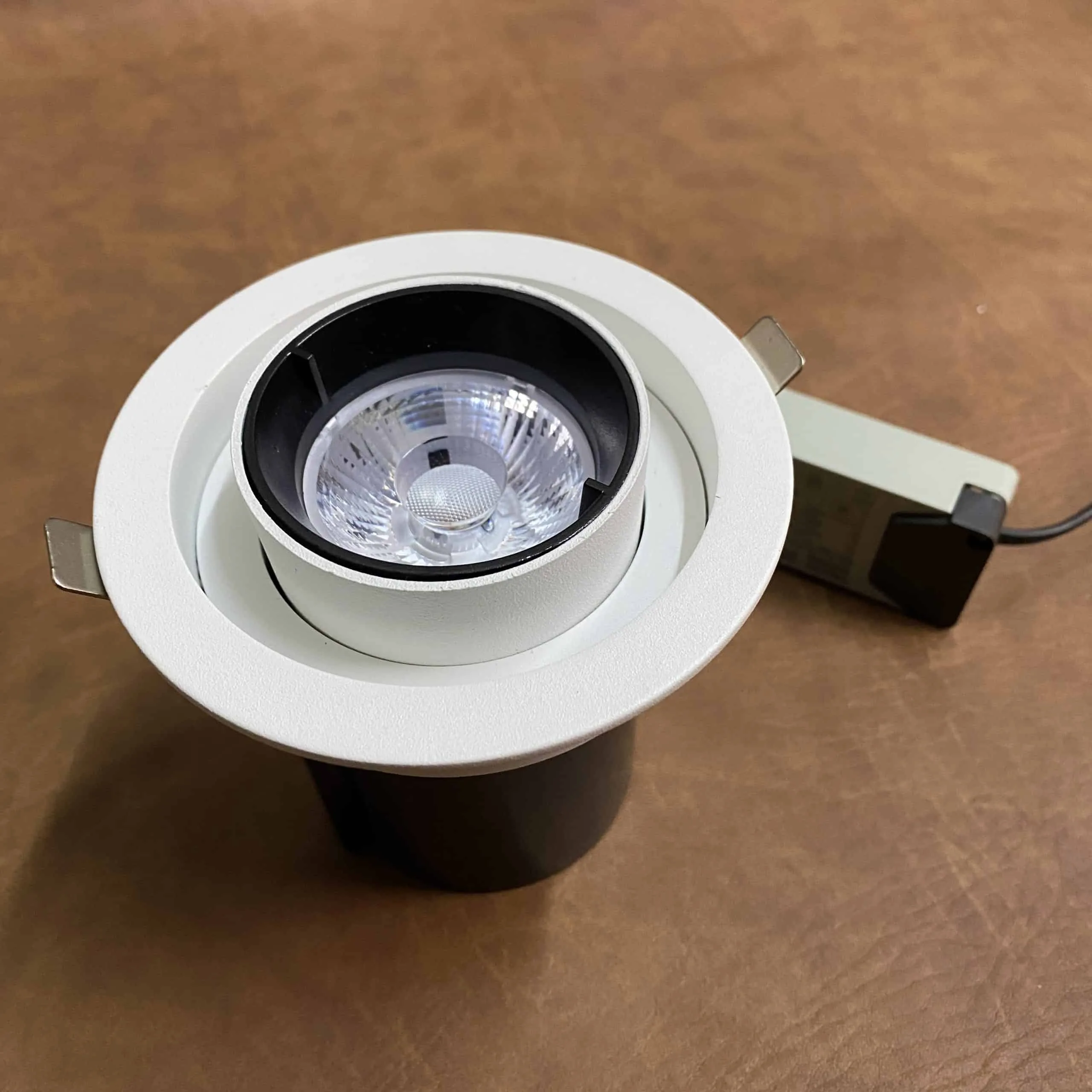 đèn led âm trần chiếu điểm spotlight chỉnh hướng góc rộng