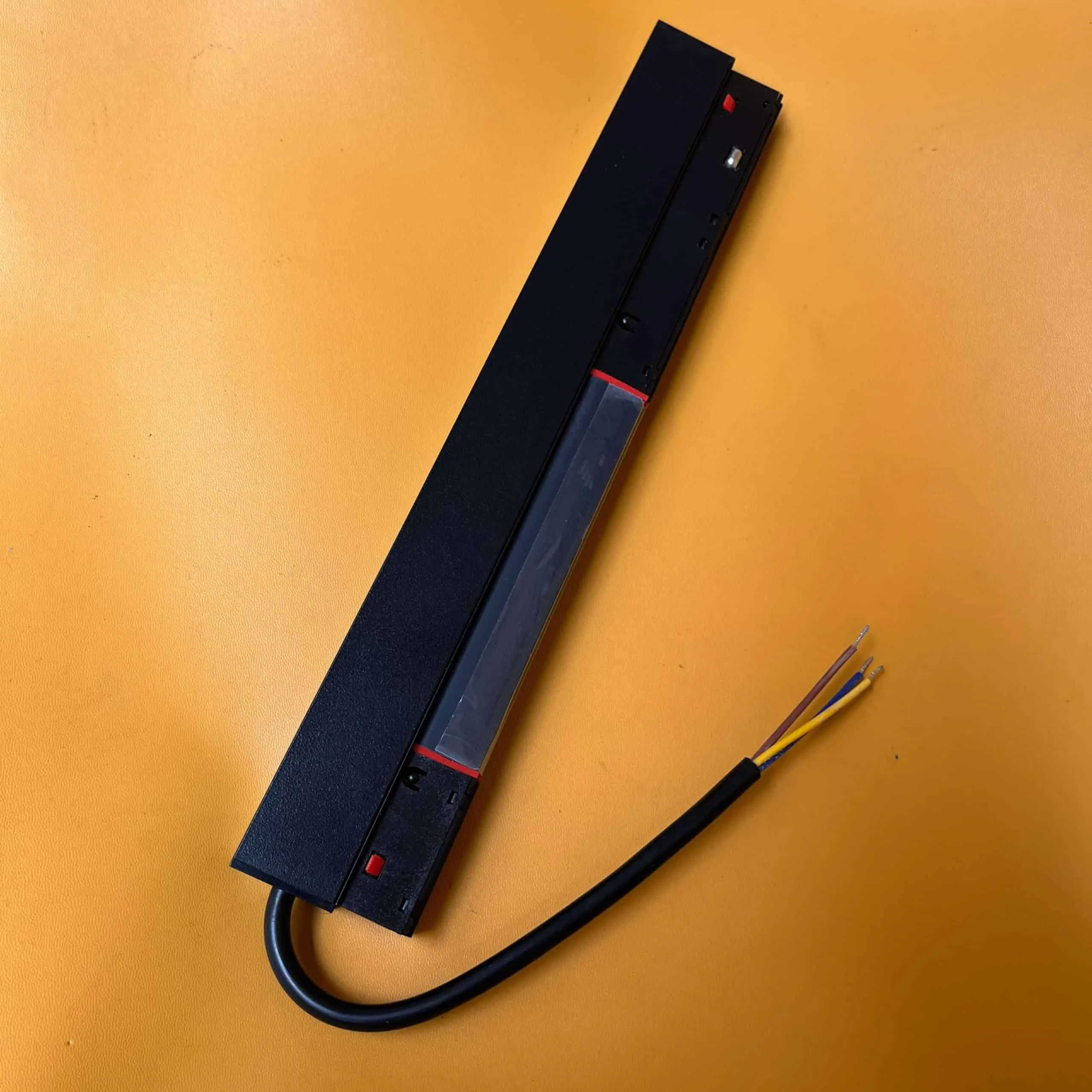 Bộ nguồn lắp trực tiêp trong ray nam châm, giúp lắp đặt và thay thế nhanh chóng, đơn giản