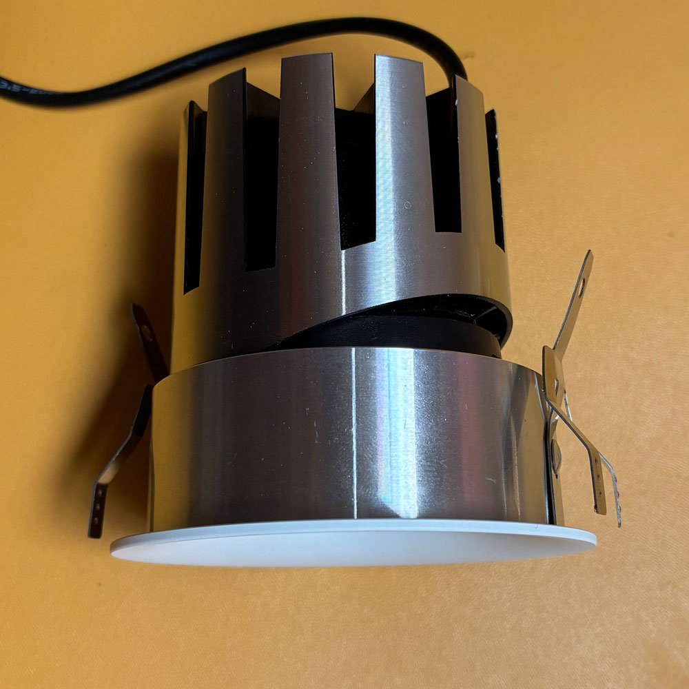Góc nghiêng của đèn spotlight âm trần chống chói 12W với thiết kế chóa sâu và thân nhôm sơn tĩnh điện.