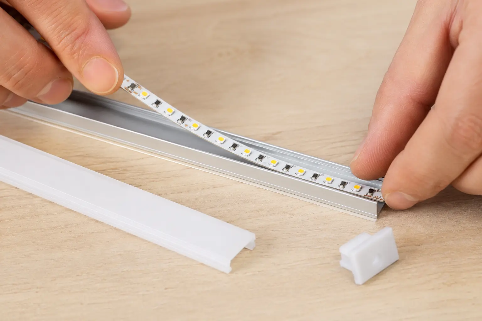 Dán LED dây thẳng vào lòng thanh nhôm đèn tủ bếp