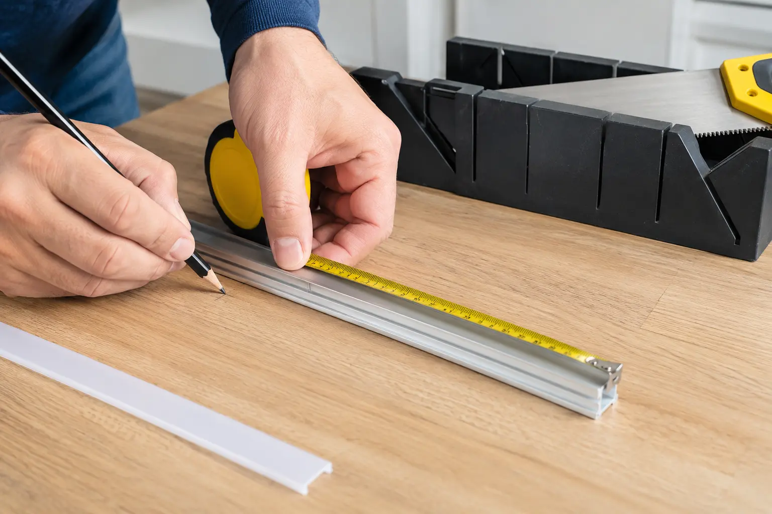 Đo và đánh dấu vị trí cắt thanh nhôm LED tủ bếp