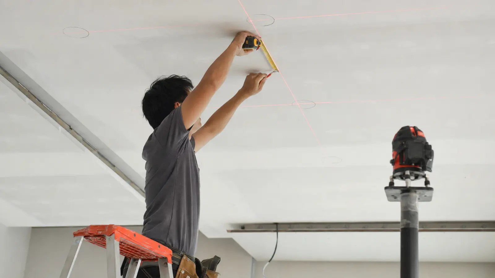 Đo và đánh dấu vị trí lắp đèn âm trần bằng laser