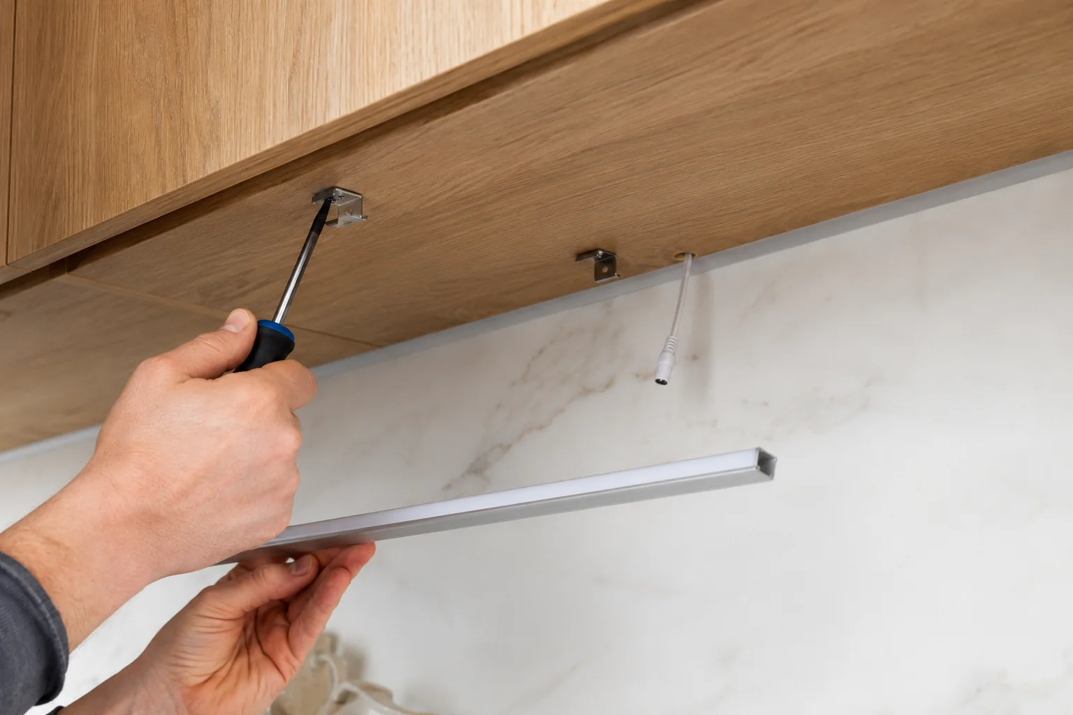 Lắp đặt thanh nhôm LED nổi dưới tủ bếp bằng ke cài