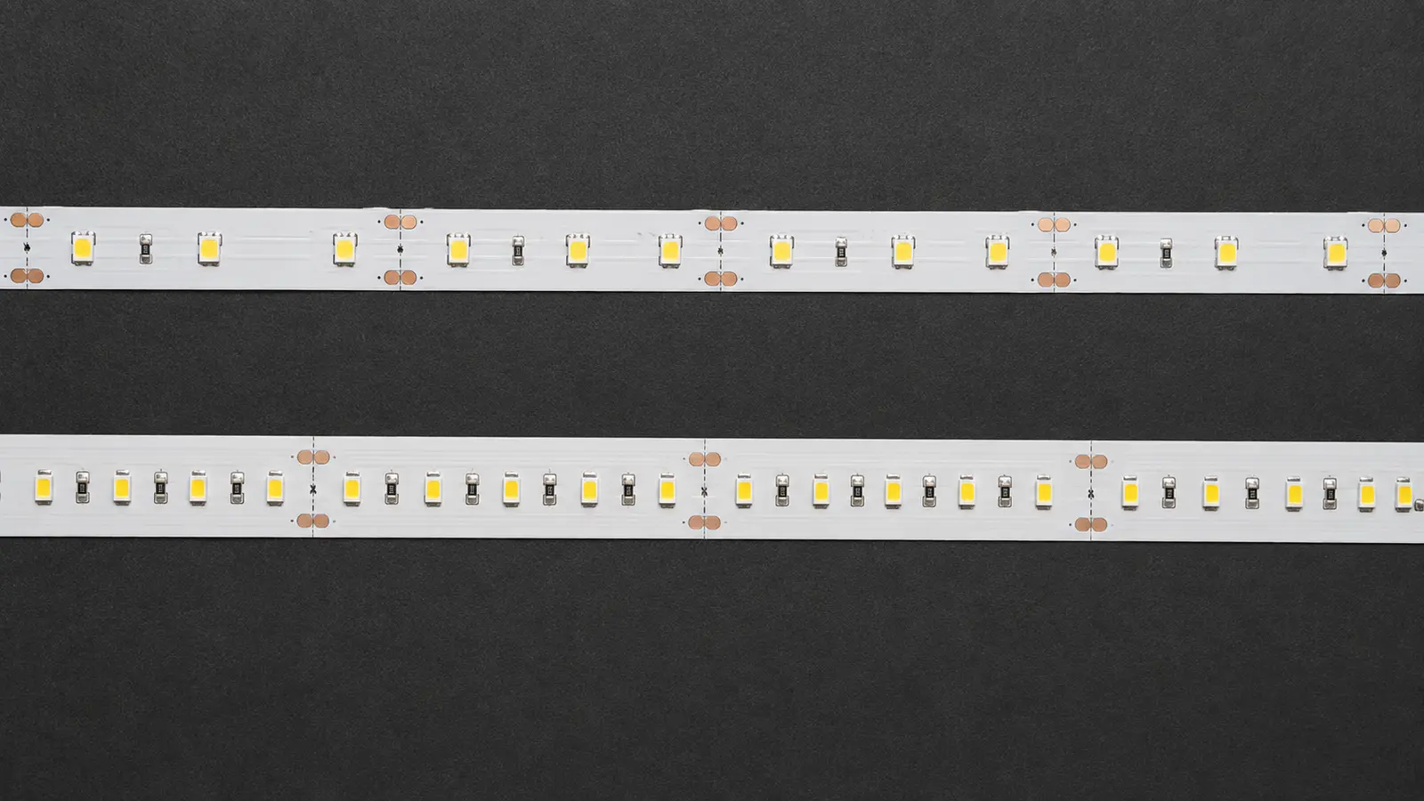 Cận cảnh mật độ chip của LED dây 120 chip và 168 chip trên nền tối