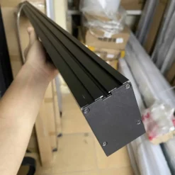Mặt sau thân đèn thả bằng nhôm định hình