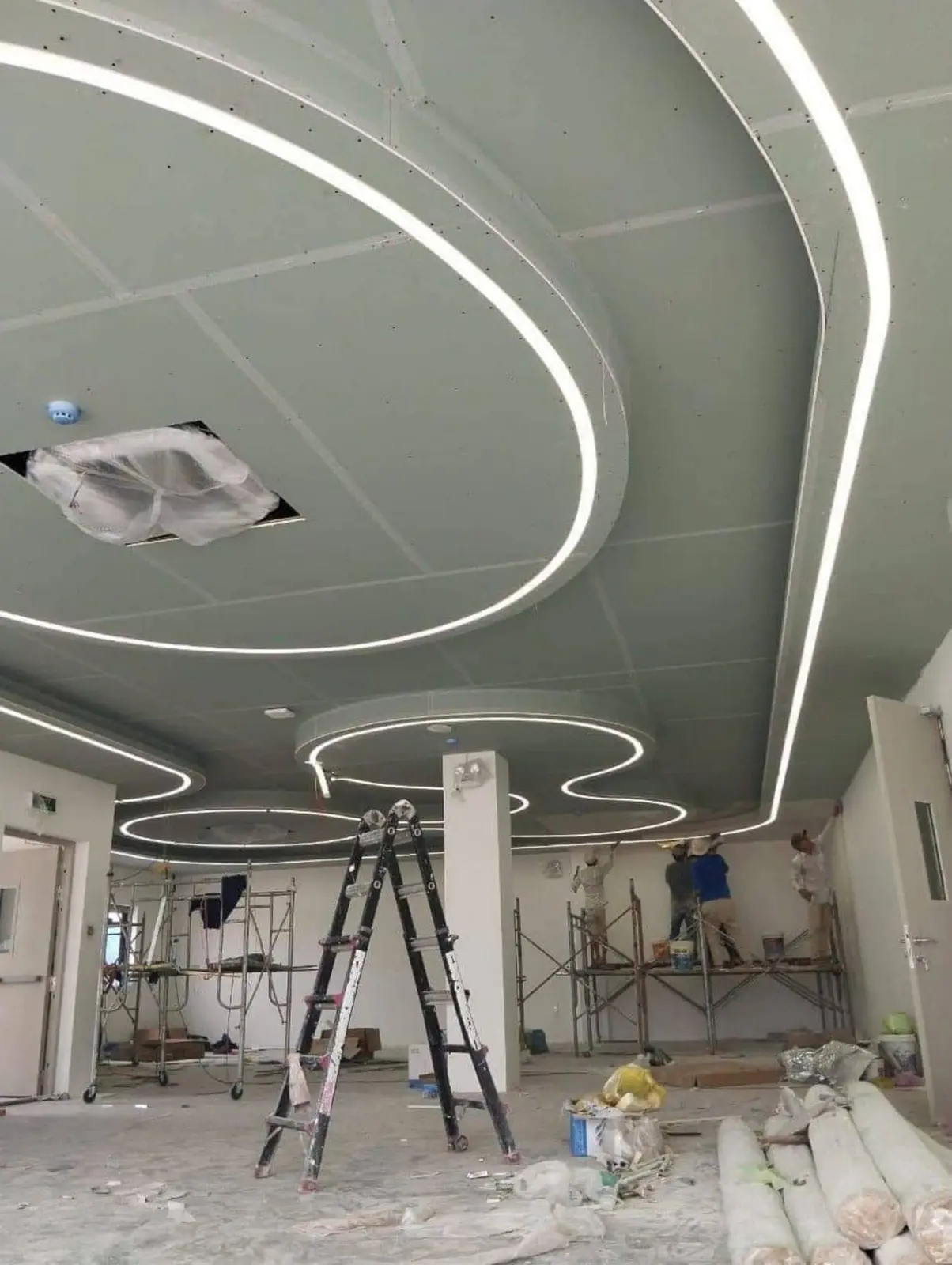Thi công thanh nhôm LED ziczac trên trần thạch cao